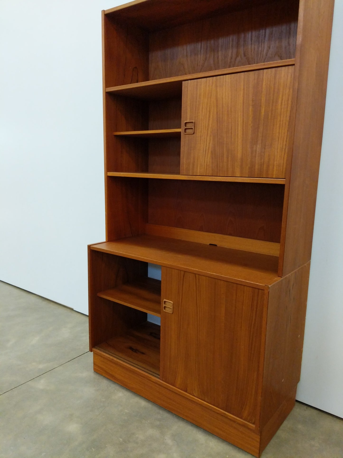 Vintage Danish Modern Teak Bookshelf / Cabinet