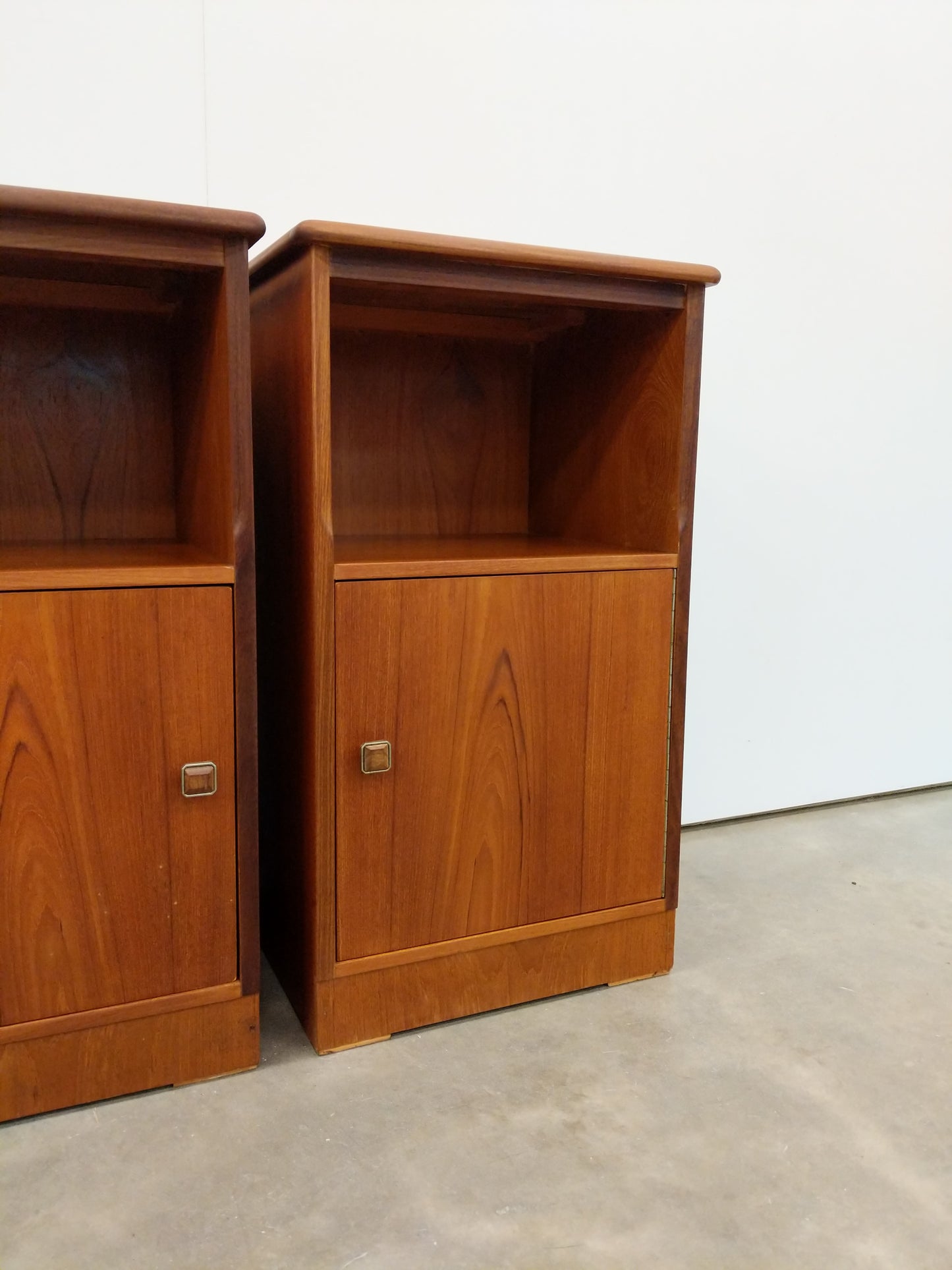 Pair of Vintage Mid Century Modern Teak Nightstands